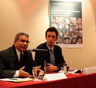 Amaury Padilla (izq.), uno de las víctimas de persecucion judicial, en la presentación del informe junto con Andrew Hudson (HRF).